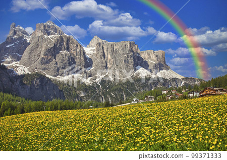 多洛米蒂山美麗的春天景象 99371333