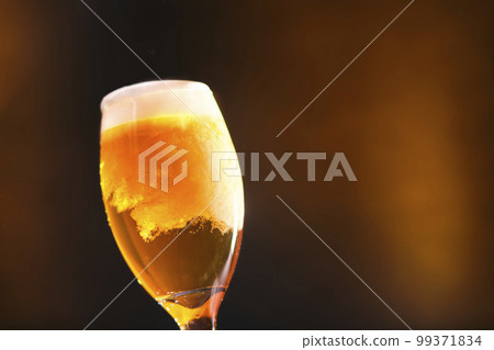 溫暖的啤酒藍色背景 99371834
