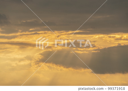 Rays of light pouring through the gaps in the clouds (natural image) Rays of light pouring through the gaps in the clouds (natural image) 99371918