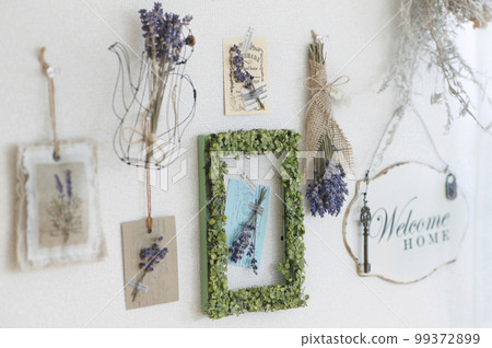 白牆上的薰衣草 99372899