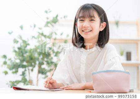 小學女生學習 99373158