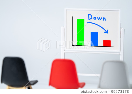 在白板上繪製的下降條形圖 99373178