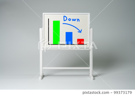 在白板上繪製的下降條形圖 99373179