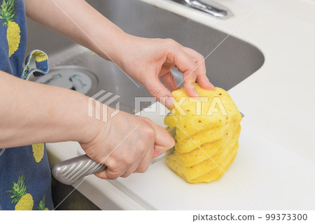 [Cut the peeled pineapple] 99373300