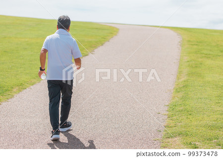 老人在公園裡散步和有氧運動 老人在公園裡散步和有氧運動 99373478