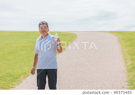 Elderly men who rehydrate during exercise (drinking, heat stroke measures, sweating) Elderly men who rehydrate during exercise (drinking, heat stroke measures, sweating) 99373483
