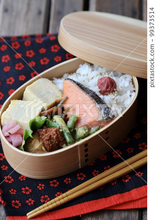 手工製作的日式便當盒，內含烤鮭魚 99373514