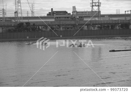 疾馳的小船黑白照片 99373720