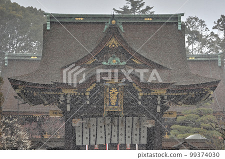 Sankomon Gate of Kitano Tenmangu Shrine on a snowy day Sankomon Gate of Kitano Tenmangu Shrine on a snowy day 99374030