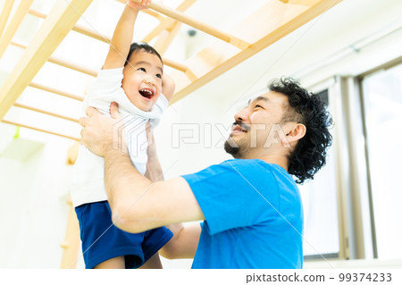 一個享受梯子的 3 歲男孩 99374233