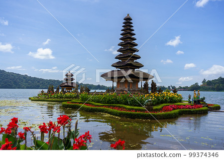 Ulun Danu Bratan 寺廟和湖泊(巴厘島,印度尼西亞) Ulun Danu Bratan 寺廟和湖泊(巴厘島,印度尼西亞) 99374346