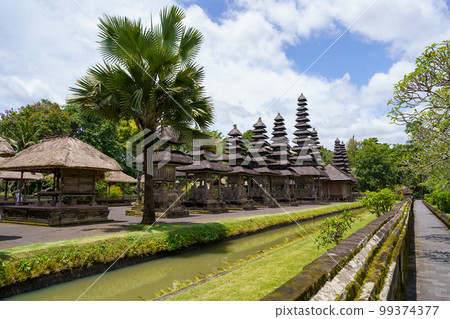 從世界遺產塔曼阿雲寺（印度尼西亞巴厘島）的走廊看到的多塔梅魯 99374377