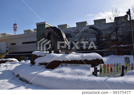 大雪過後出現在好天氣的恐龍 99375477