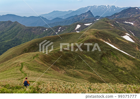 Climbers going near the Tanigawa mountain range and Yomogi Pass and the view of Mt. Daigenta and Mt. Makiki 99375777