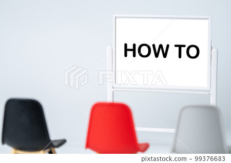 一塊寫有 HOW TO 的白板 99376683