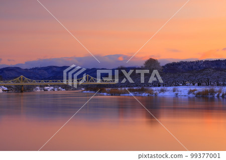 岩手縣北上市日出時的冬景 岩手縣北上市日出時的冬景 99377001