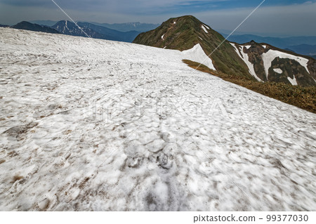 從谷川山脈的雪谷看到的茂倉岳和上越邊境山脈 99377030