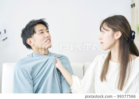 夫妻吵架女人抓男人衣領 99377566