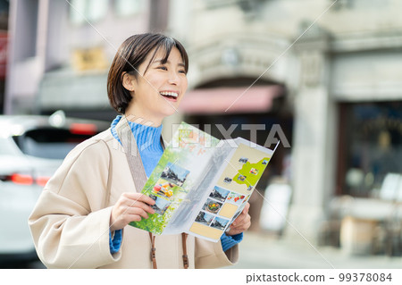 女人,旅行,觀光,小冊子,一個人旅行,微笑,紀念照片,旅行指南,相機,攝影,日本房屋,旅程 女人,旅行,觀光,小冊子,一個人旅行,微笑,紀念照片,旅行指南,相機,攝影,日本房屋,旅程 99378084