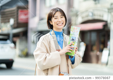 女人，旅行，觀光，小冊子，一個人旅行，微笑，紀念照片，旅行指南，相機，攝影，日本房屋，旅程 99378087