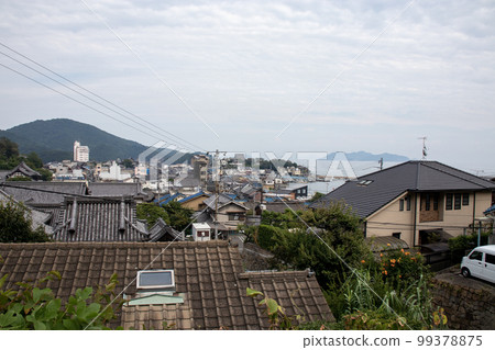 A view overlooking the streets of Tomonoura 99378875