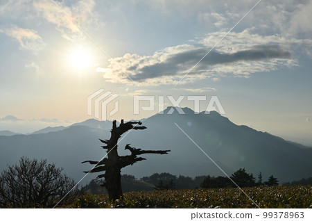 日本西部最高峰石鎚山的冬季風光 99378963