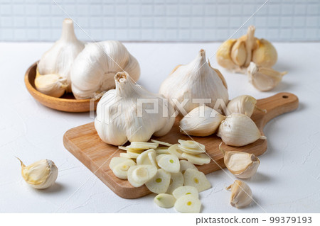 domestic garlic 99379193