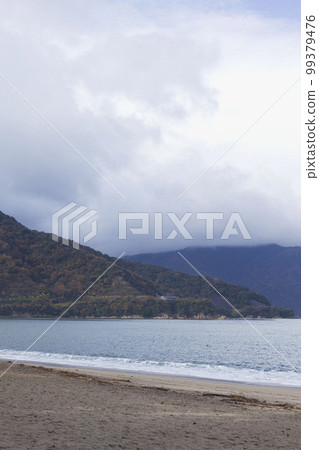 12 月初:福井縣敦賀市陰雨天氣下的 Kehi no Matsubara 12 月初:福井縣敦賀市陰雨天氣下的 Kehi no Matsubara 99379476