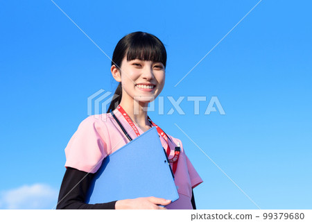 一位穿著磨砂膏站在藍天上的女護士，一名醫務人員，一名醫生，一名門診病人，一名體檢，正在修剪 99379680