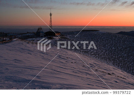 日本百座名山之一的鶴木山日出前的冬景 日本百座名山之一的鶴木山日出前的冬景 99379722