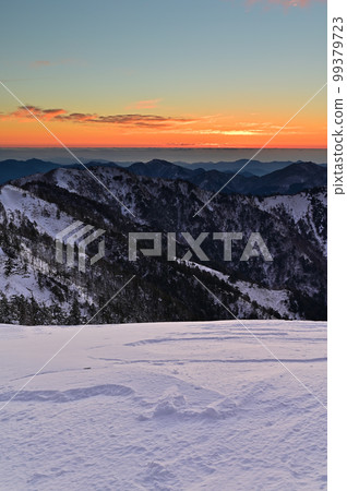 日本百座名山之一的鶴木山日出前的冬景 日本百座名山之一的鶴木山日出前的冬景 99379723