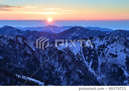 日本 100 座名山之一的劍山冬季的日出 日本 100 座名山之一的劍山冬季的日出 99379725