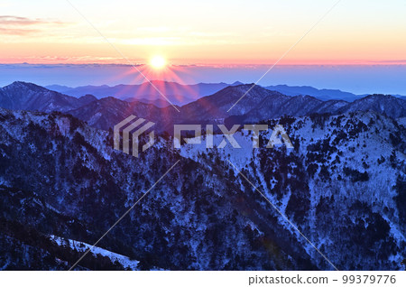 日本 100 座名山之一的劍山冬季的日出 99379776