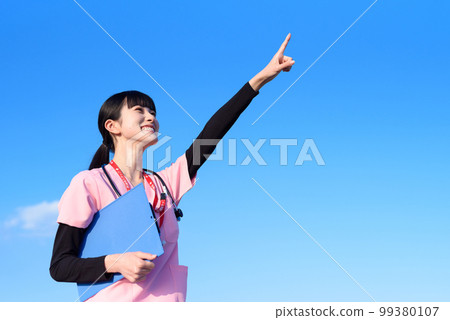 一位穿著磨砂膏站在藍天上的女護士,一名醫務人員,一名醫生,門診檢查, 一位穿著磨砂膏站在藍天上的女護士,一名醫務人員,一名醫生,門診檢查, 99380107