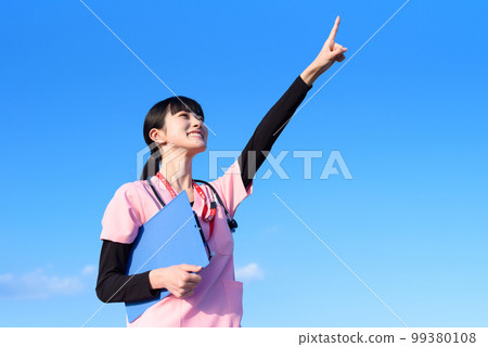 一位穿著磨砂膏站在藍天上的女護士,一名醫務人員,一名醫生,門診檢查, 一位穿著磨砂膏站在藍天上的女護士,一名醫務人員,一名醫生,門診檢查, 99380108