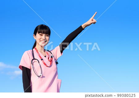 一位穿著磨砂膏站在藍天上的女護士,一名醫務人員,一名醫生,門診檢查, 一位穿著磨砂膏站在藍天上的女護士,一名醫務人員,一名醫生,門診檢查, 99380125