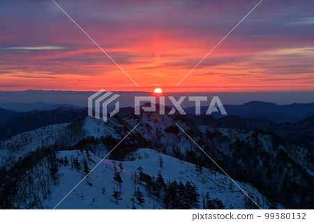 日本 100 座名山之一的劍山冬季的日出 99380132
