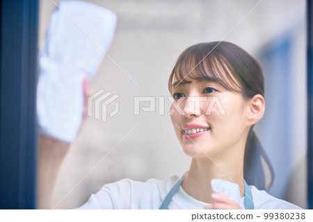 家庭主婦清潔窗戶的家庭主婦形象 99380238