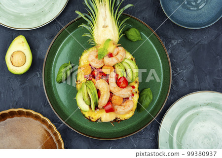 Pineapple stuffed with seafood 99380937