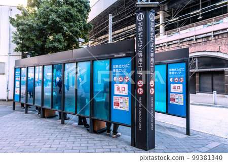 日本東京城市景觀，新橋站前專門銷售加熱不燃燒香煙的區域 99381340