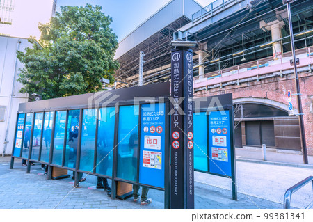 日本東京城市景觀,新橋站前專門銷售加熱不燃燒香煙的區域 日本東京城市景觀,新橋站前專門銷售加熱不燃燒香煙的區域 99381341