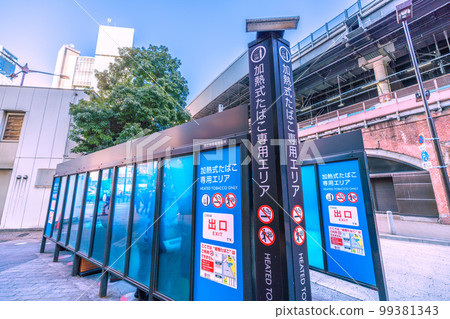 日本東京城市景觀，新橋站前專門銷售加熱不燃燒香煙的區域 99381343