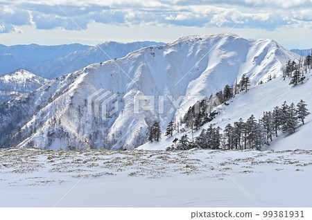 The winter scenery of Jirogyu, a famous mountain adjacent to Mt. Tsurugi The winter scenery of Jirogyu, a famous mountain adjacent to Mt. Tsurugi 99381931