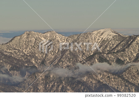 Winter scenery of Mt. Yahazu (taken from Mt. Tsurugi) 99382520