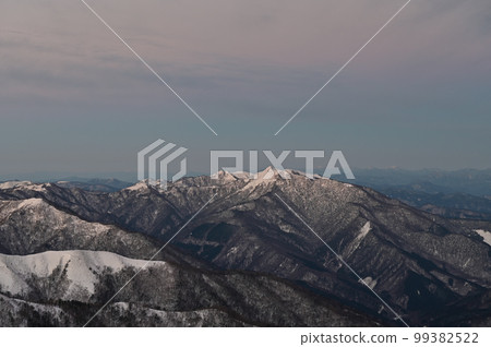 四國最美山峰三重山的冬景(取自鶴木山) 四國最美山峰三重山的冬景(取自鶴木山) 99382522