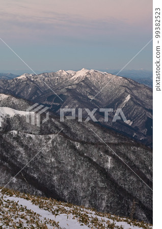四國最美山峰三重山的冬景（取自鶴木山） 99382523