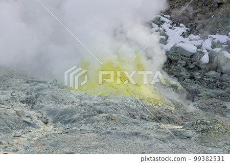 從富士山噴出的硫磺 從富士山噴出的硫磺 99382531