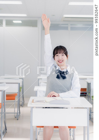 高中女生在課堂上舉手 高中女生在課堂上舉手 99382647