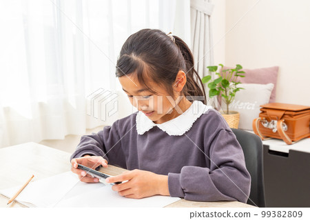 girl studying on smartphone 99382809