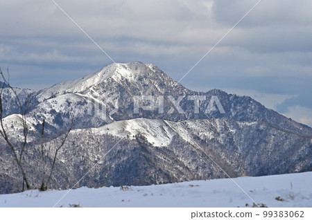 日本四國名山200名中的四國名山100名之一的三翁的冬景 日本四國名山200名中的四國名山100名之一的三翁的冬景 99383062